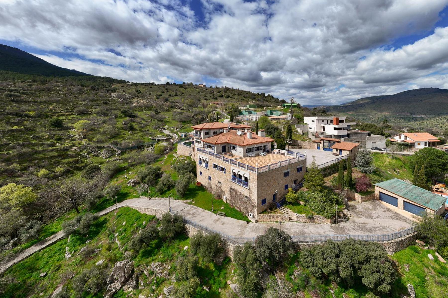 Mansion Con Jacuzzi A 40 Grados, Gran Piscina Y Padel Villa El Tiemblo Eksteriør billede