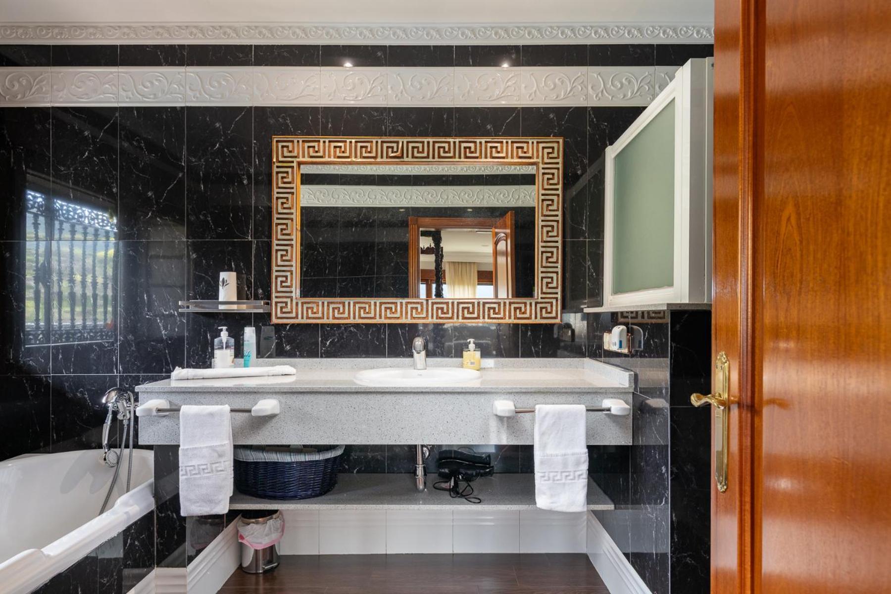 Mansion Con Jacuzzi A 40 Grados, Gran Piscina Y Padel Villa El Tiemblo Eksteriør billede